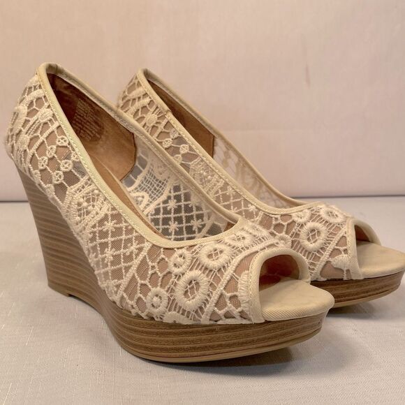 Cream Lace Peep-Toe Wedges Size 7 GUC - Picture 2 of 6
